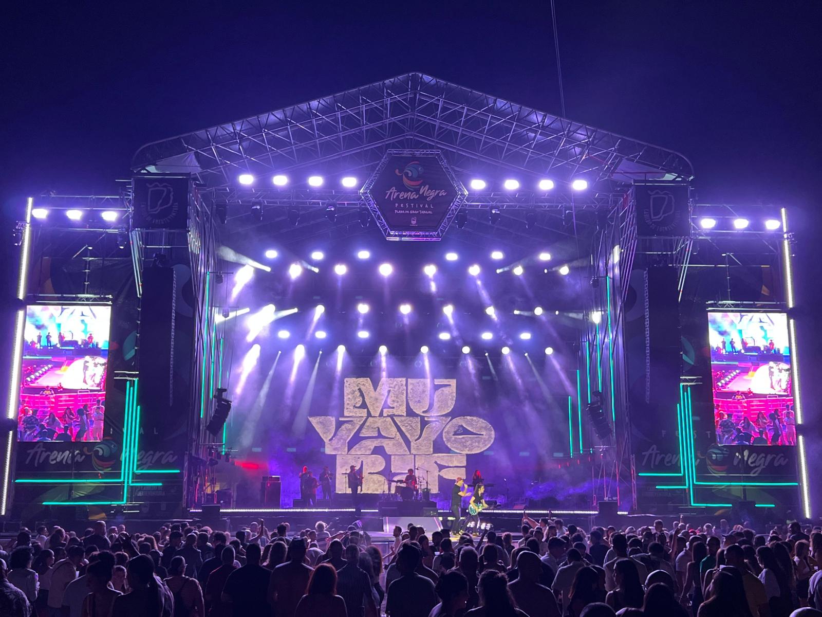 Muyayo Rif sobre el escenario durante un concierto.